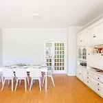 Alba House & Free Parking