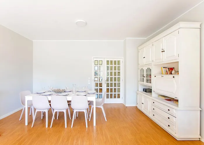 Alba House & Free Parking